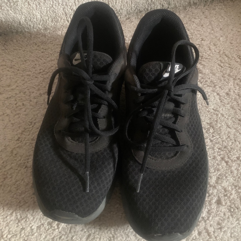 Nike black flyknits